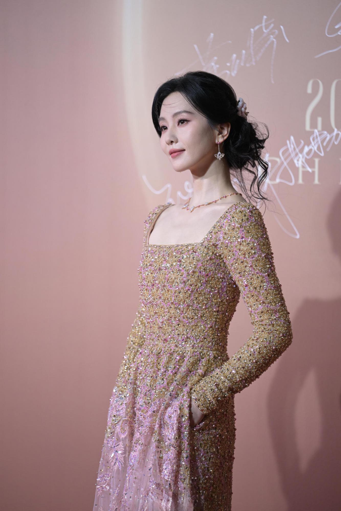 刘诗抹胸连身礼服上半身侧身现场生图[6]